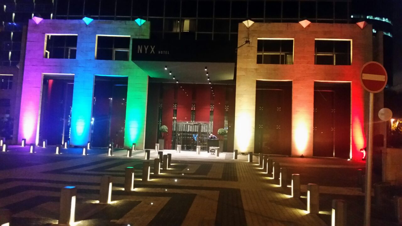 מלון NYX מואר בצבעי הגאווה. צילום- פתאל
