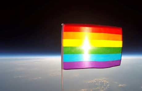 צפו: דגל הגאווה מגיע לחלל