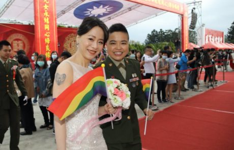 לראשונה – זוגות גאים השתתפו בחתונה צבאית המונית בטייוואן