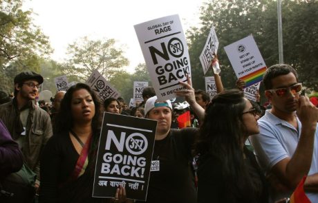 פסיקה היסטורית בהודו: בית המשפט ביטל את האיסור על יחסי מין חד-מיניים