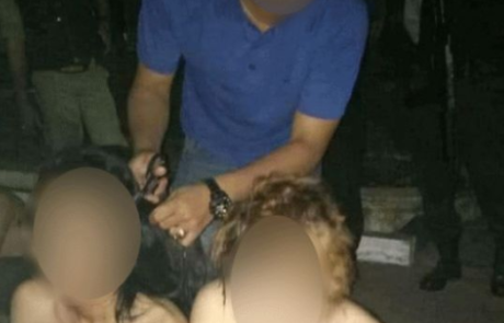 שוטרים אינדונזים גזזו את שערן של טרנסג’נדריות: “להפוך אותם לאנשים טובים יותר”
