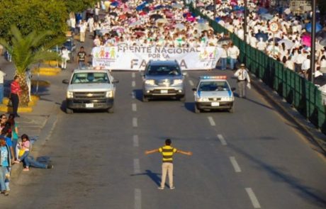 ילד בן 12 עצר אלפי מפגינים נגד נישואים גאים