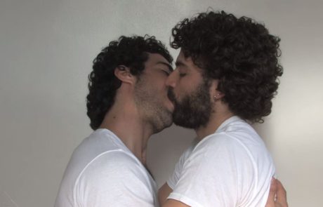 שוטרים דרשו מגלריה בת"א להסתיר עבודה שהציגה שני גברים מתנשקים בשל פגיעה ברגשות הציבור