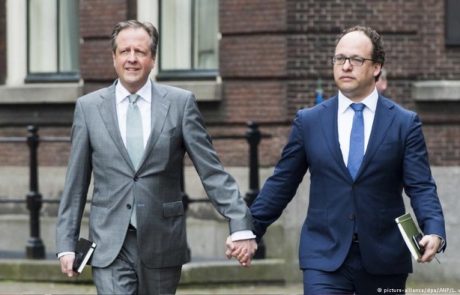 גברים בכל רחבי הולנד מחזיקים ידיים לאות סולידריות עם זוג שהותקף באכזריות