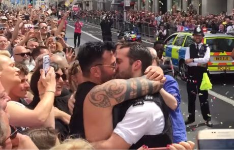 צפו: שוטרי לונדון מציעים נישואים במהלך מצעד הגאווה