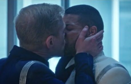 נשיקה בין כוכבים: נשיקה ראשונה בין גברים ב-50 שנותיה של הסדרה “מסע בין כוכבים”