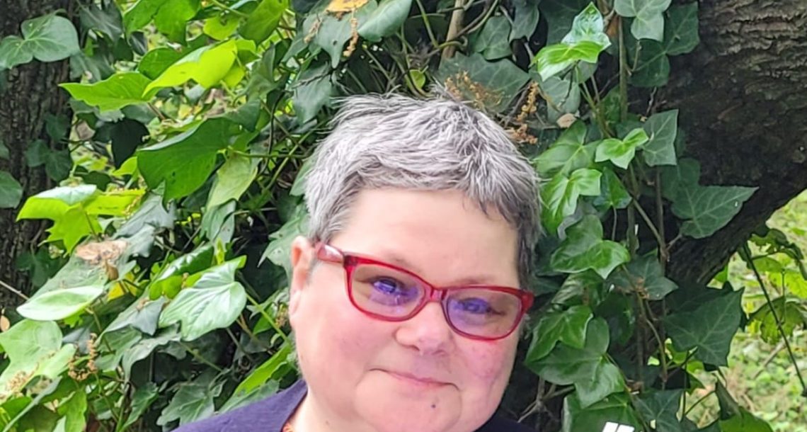 "יד ענקות": דנה ג. פלג על אהבה, ריפוי ומה שקורה כשמפסיקים להדחיק