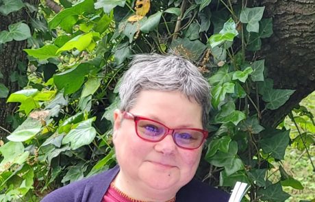 "יד ענקות": דנה ג. פלג על אהבה, ריפוי ומה שקורה כשמפסיקים להדחיק