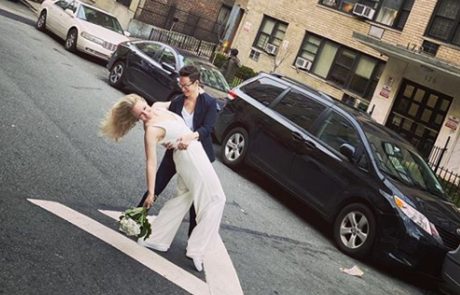חתונה תחת סגר – זוג נשים התחתן דרך החלון ברחוב בניו יורק