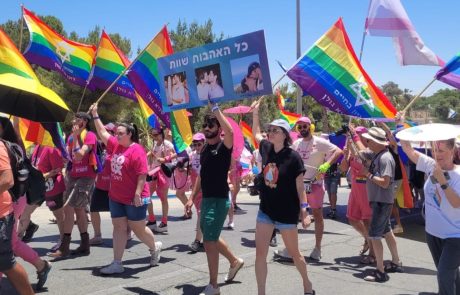 צעדה מול מחאה: מאות צועדות וצועדים במצעד הגאווה המאובטח במצפה רמון