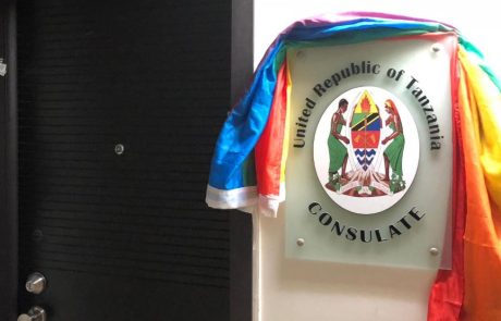 מחאה מקומית – דגלי גאווה בפתח נציגות טנזניה בת"א
