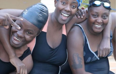 מהכלא לתחרות שחייה עולמית – סיפורה של קבוצת השחייה הגאה מאוגנדה
